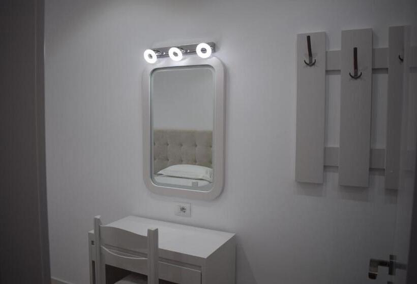 اتاق استاندارد با بالکن, Elena