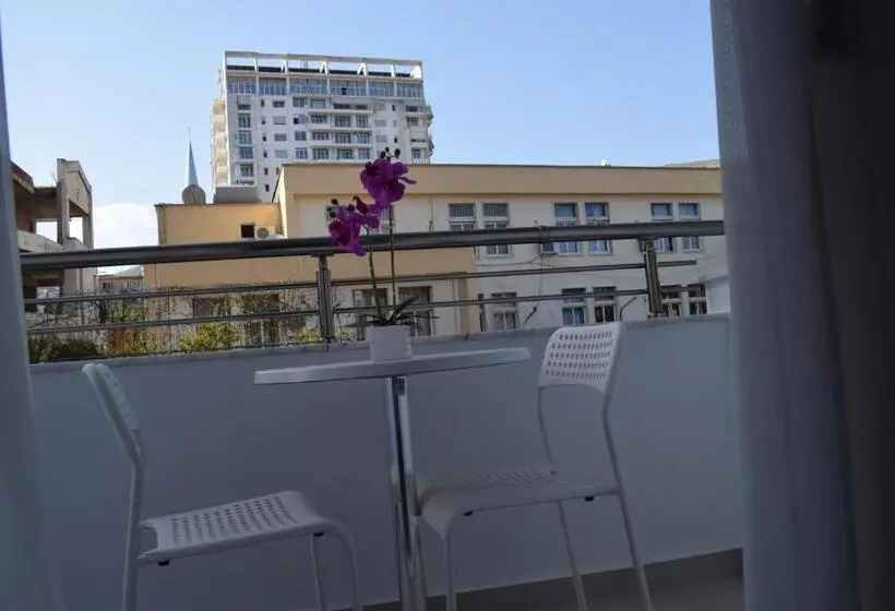 Habitació Triple Estàndard Vista Jardí, Elena