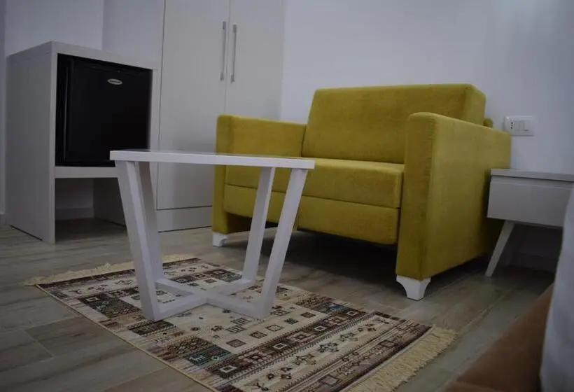 Habitació Triple Estàndard Vista Jardí, Elena
