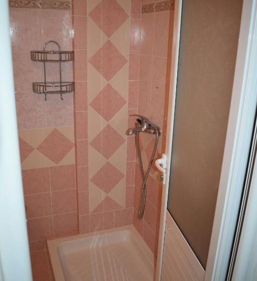 اتاق استاندارد سه تخته با چشم‌انداز باغ, Elena