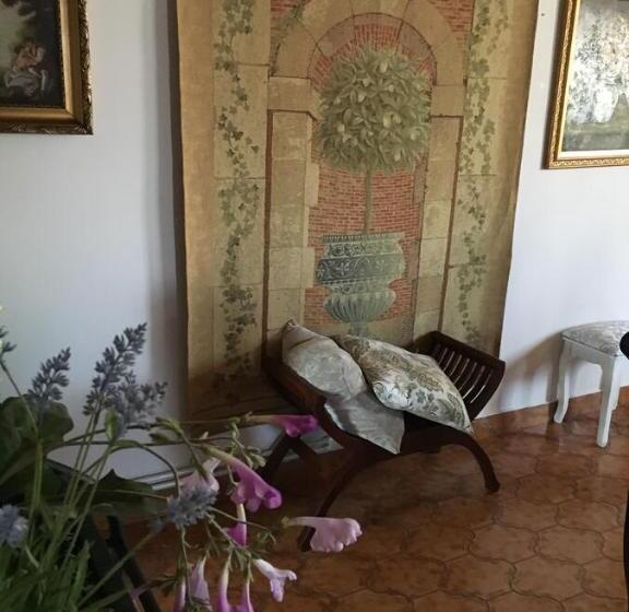 דירת שני חדרים, Helga Vendégház