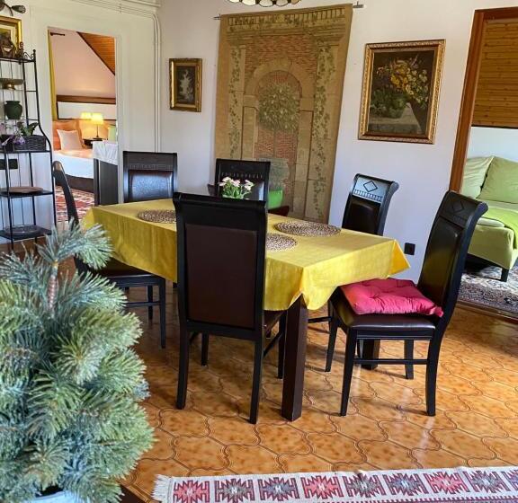 דירת שני חדרים, Helga Vendégház