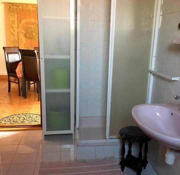 דירת שני חדרים, Helga Vendégház