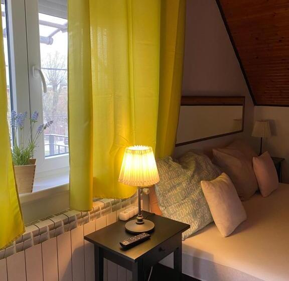 דירת שני חדרים, Helga Vendégház