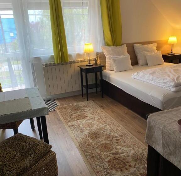 דירת שני חדרים, Helga Vendégház