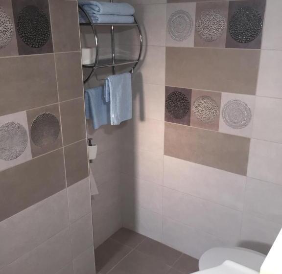 غرفة قياسية ثلاثية, Pensiunea Flora