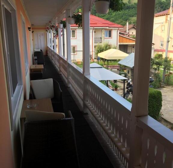 غرفة قياسية ثلاثية, Pensiunea Flora