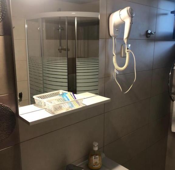 غرفة ديلوكس رباعية, Pensiunea Flora