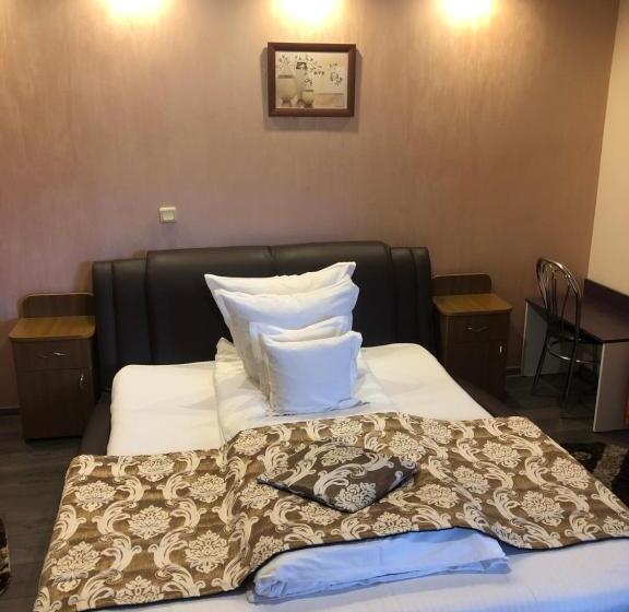 חדר סטנדרט לשלושה, Pensiunea Flora