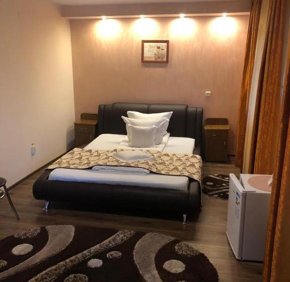 غرفة قياسية ثلاثية, Pensiunea Flora