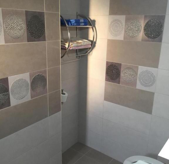 غرفة قياسية ثلاثية, Pensiunea Flora