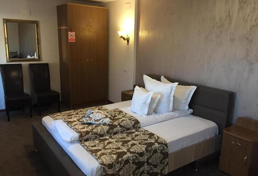 غرفة قياسية ثلاثية, Pensiunea Flora