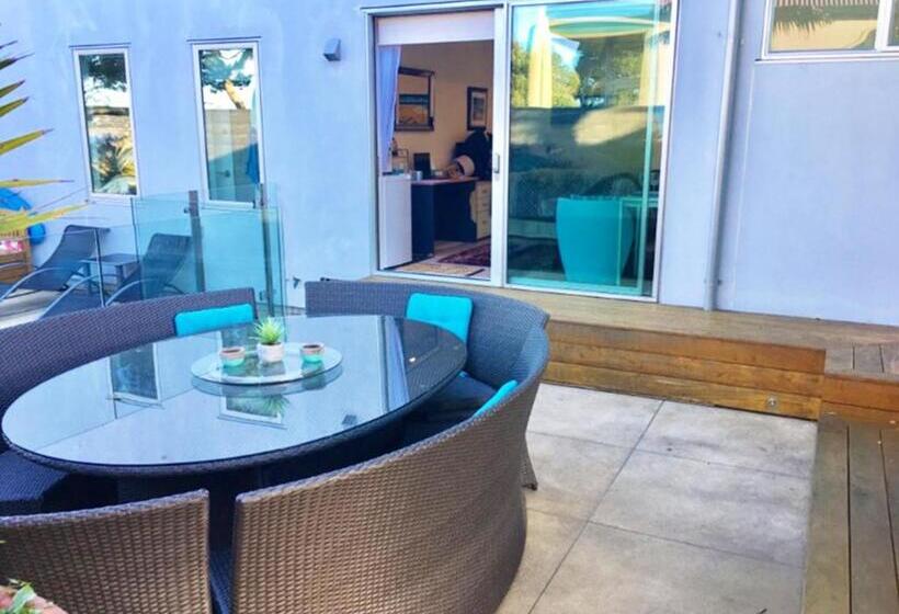 プールビュースタンダードステューディオ, Sea View Guest House