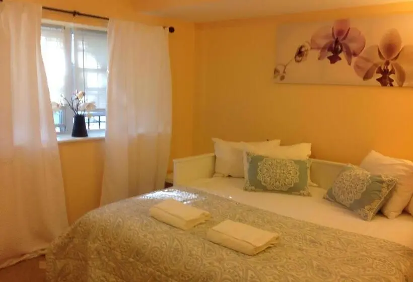 バス共有のスタンダードルーム, Mojoy Homesuites At Runyon