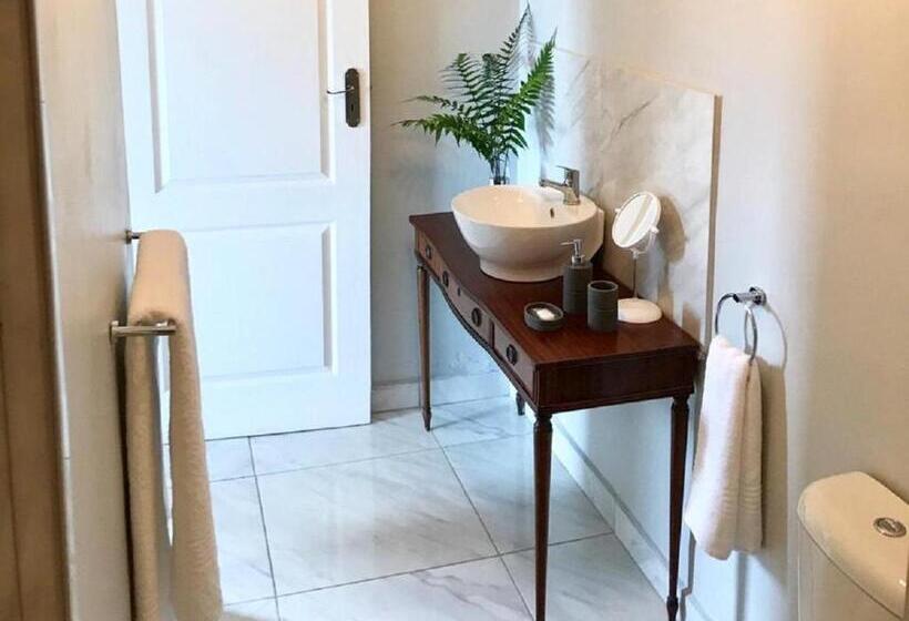 스탠다드 룸 킹사이즈 침대, A Kings View