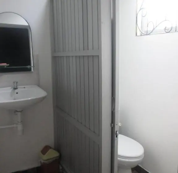 اتاق استاندارد با سرویس بهداشتی مشترک, Mjr Ticketing Guest House