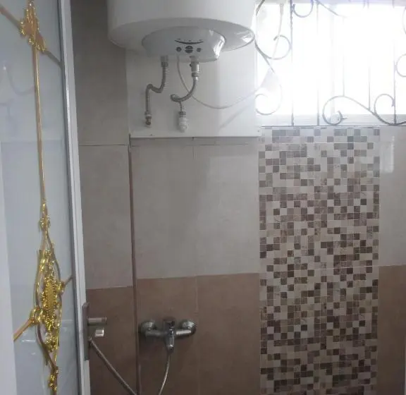 اتاق خانوادگی با سرویس بهداشتی مشترک, Mjr Ticketing Guest House