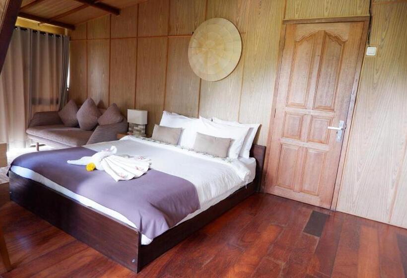 חדר משפחתי דלוקס, Village Above The Clouds