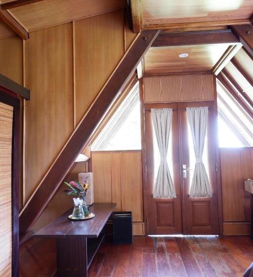 חדר משפחתי דלוקס, Village Above The Clouds