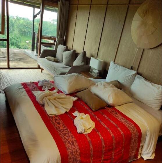 חדר משפחתי דלוקס, Village Above The Clouds