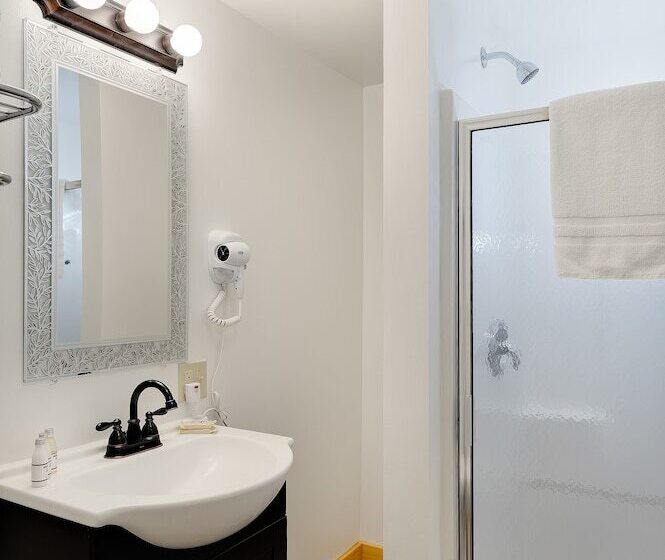 كابينة, Cobble Mountain Lodge