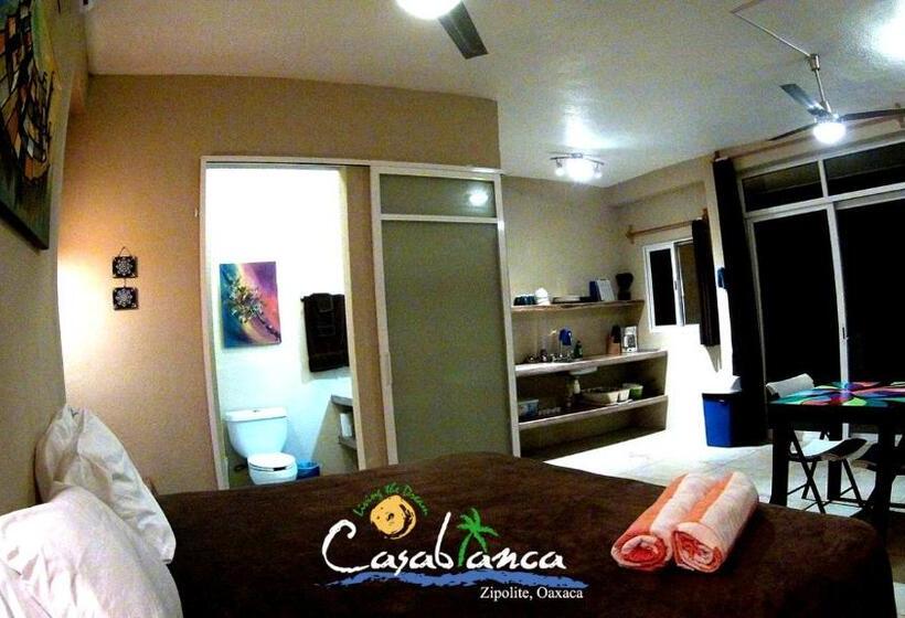 חדר דלוקס עם מיטת קינג, Casablanca Guest House   Adults Only   Starlink Internet!