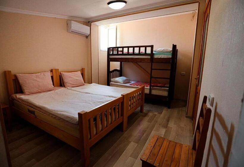 اتاق کلاسیک چهارنفره, Guesthouse Gua