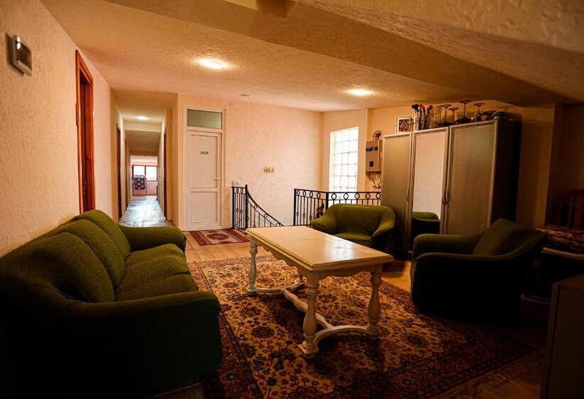 اتاق ساده سه‌ نفره, Guesthouse Gua