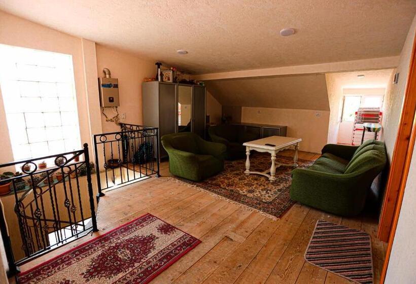 اتاق ساده سه‌ نفره, Guesthouse Gua