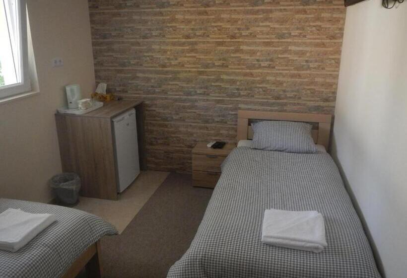 اتاق استاندارد با چشم‌انداز باغ, Riverside Guesthouse