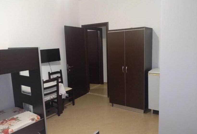 발코니가 있는 4인용 스탠다드 룸, Xuxi Apartments