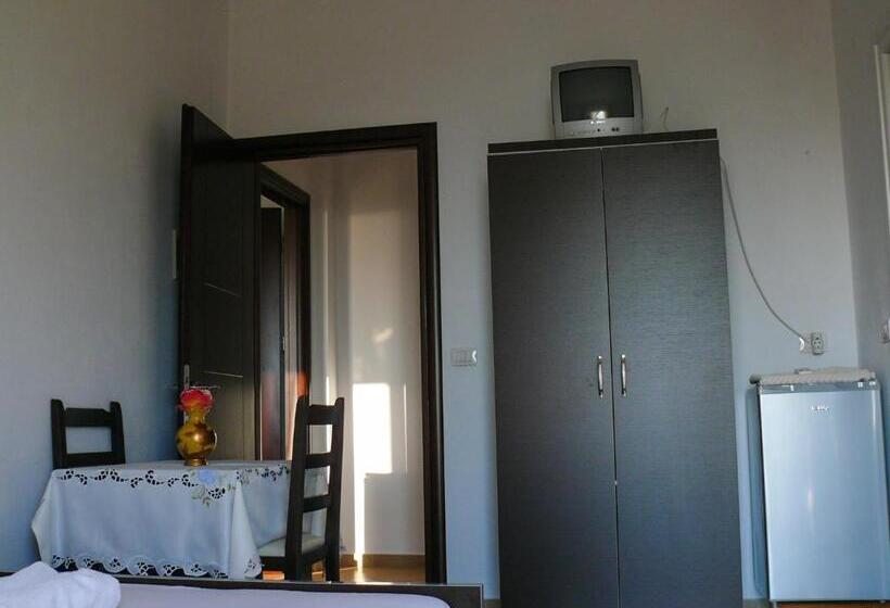 발코니가 있는 4인용 스탠다드 룸, Xuxi Apartments