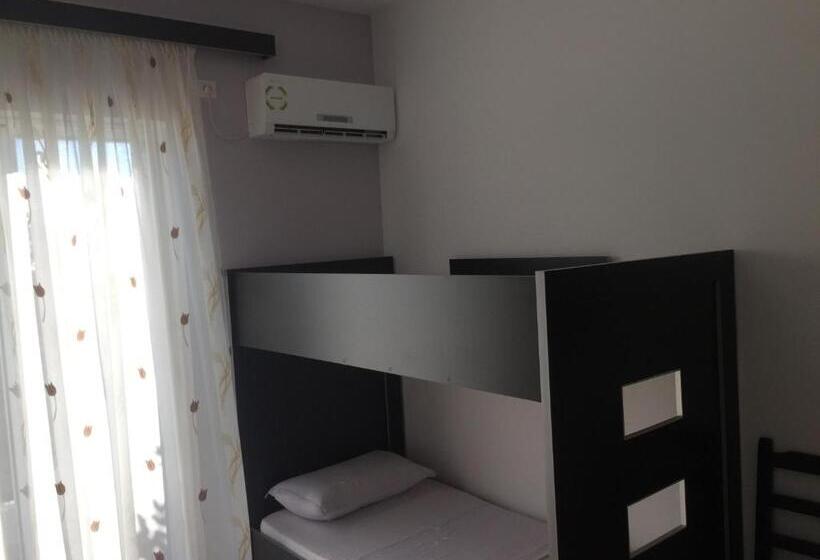 발코니가 있는 4인용 스탠다드 룸, Xuxi Apartments