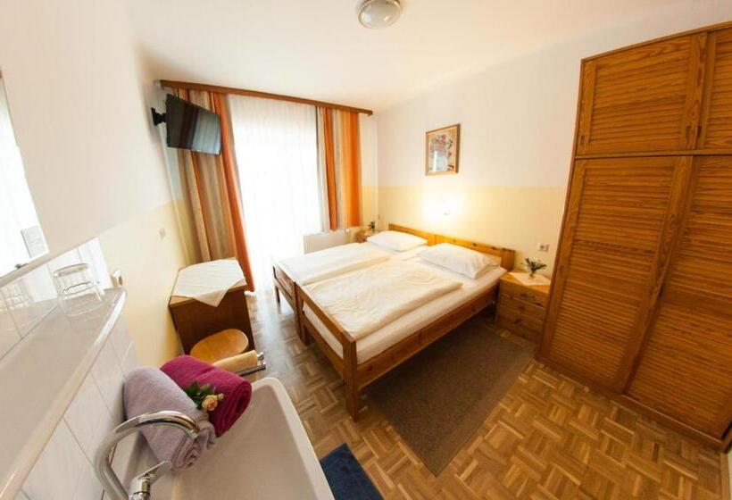 基本房间共用浴室, Frühstückspension Kölich