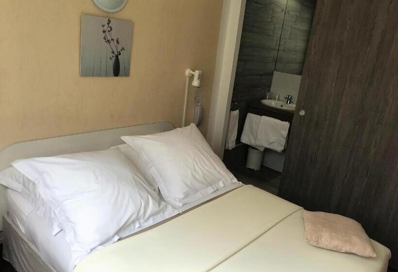 Номер Стандарт, Hôtel Du Commerce