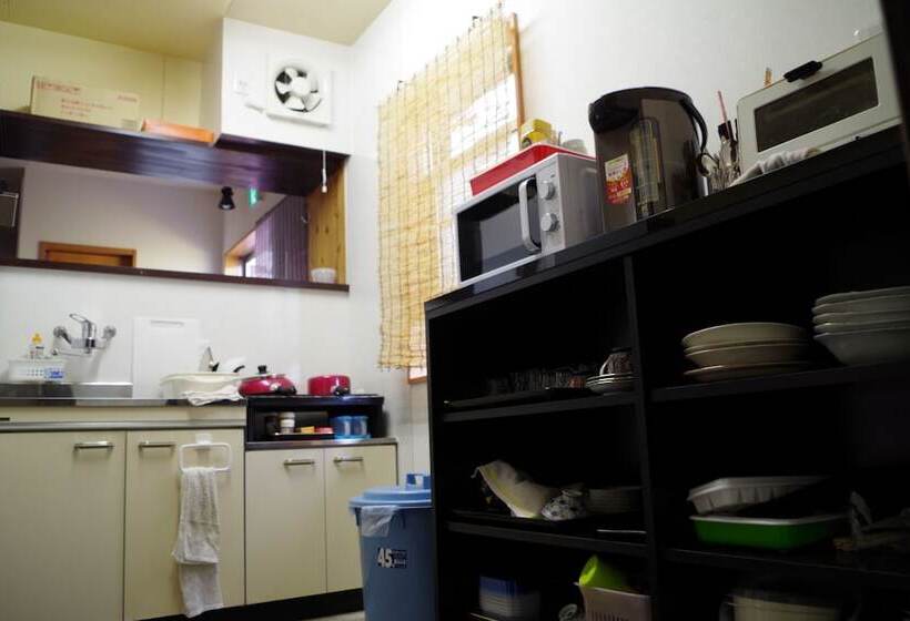 تختخواب در اتاق مشترک, Guesthouse Imari Honjin