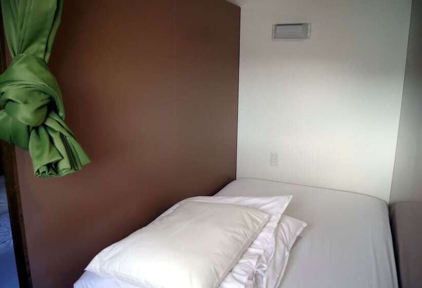 تختخواب در اتاق مشترک, Guesthouse Imari Honjin