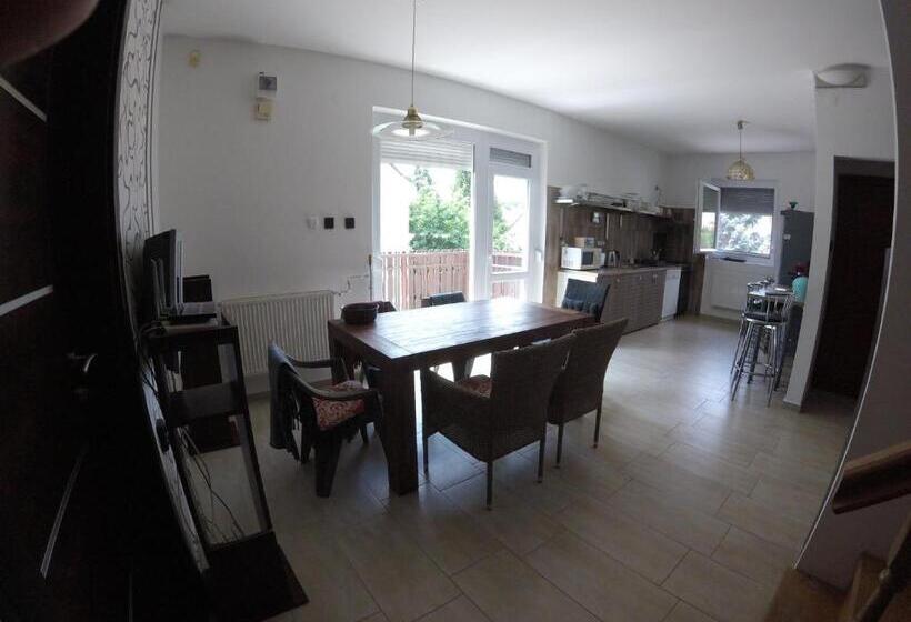 Номер Стандарт Вид на Сад, Dózsaház