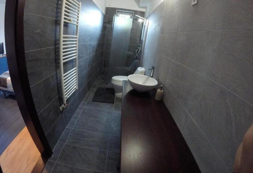 Номер Стандарт Вид на Сад, Dózsaház