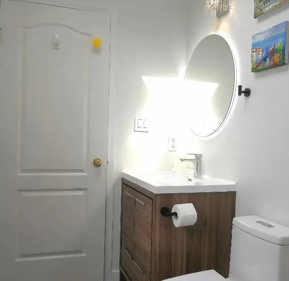 اتاق لوکس با تخت بزرگ, Marpole Guest House