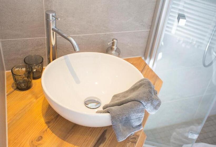 스탠다드 스튜디오, Alp Chalet