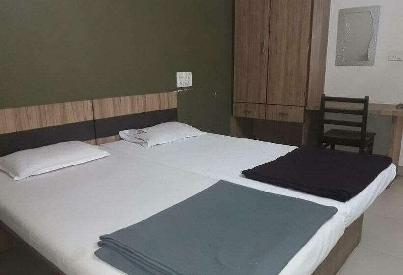 Chambre Deluxe, Pariwar