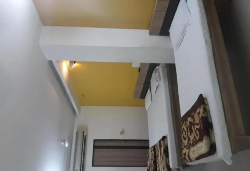 Chambre Triple Supérieure, Pariwar