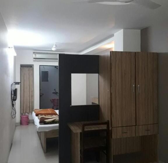 Chambre Triple Confort, Pariwar