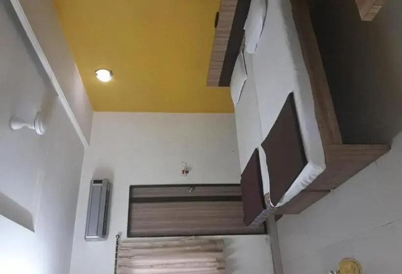 Chambre Deluxe, Pariwar