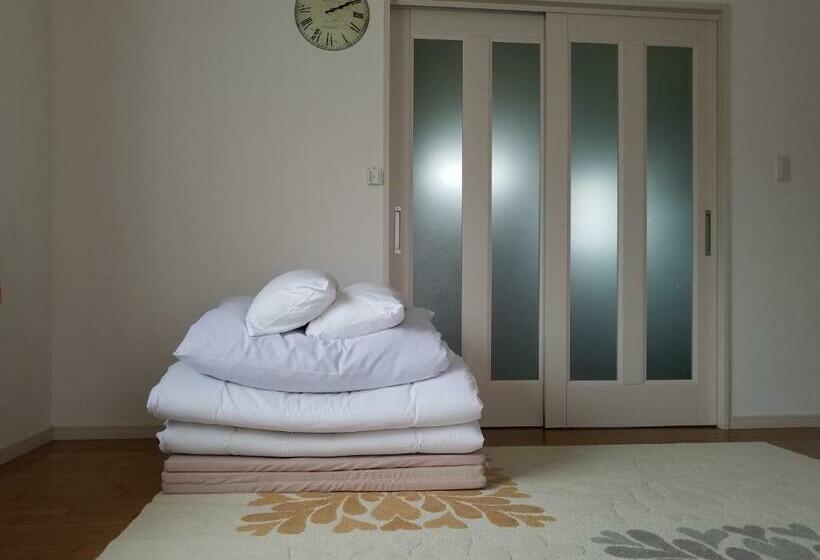 شقة غرفة واحدة, La Curacion