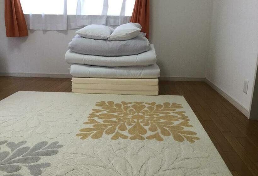 شقة غرفة واحدة, La Curacion