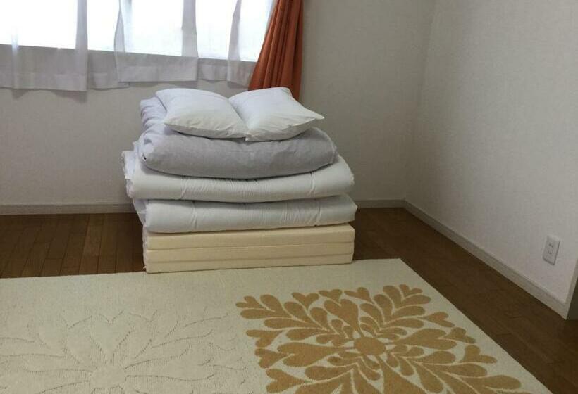 شقة غرفة واحدة, La Curacion