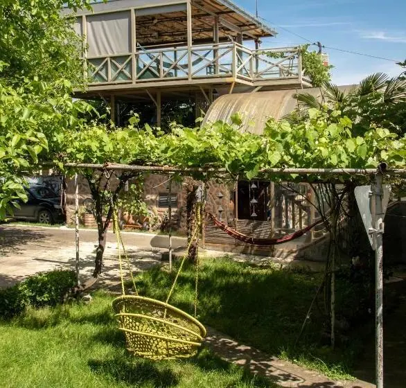 خانه 4 خوابه, Qilimcha S Guesthouse Art Museum