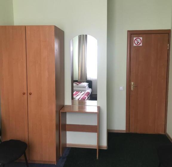 اتاق اکونومی, 18